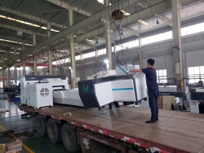 湖北武漢客戶訂購的數控母線母線沖剪機和數控母線折彎機正在裝車中