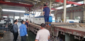 河南鄭州客戶訂購的數控母線折彎機正在裝車中