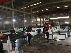 廣東江門的客訂購的數控母線沖剪機和數控母線折彎機正在裝車中