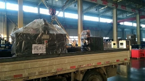 發往四川的力建數控母線機裝車完畢準備出發
