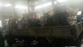遼寧東港和新疆和田客戶分別訂購的數控母排加工機已裝車出發