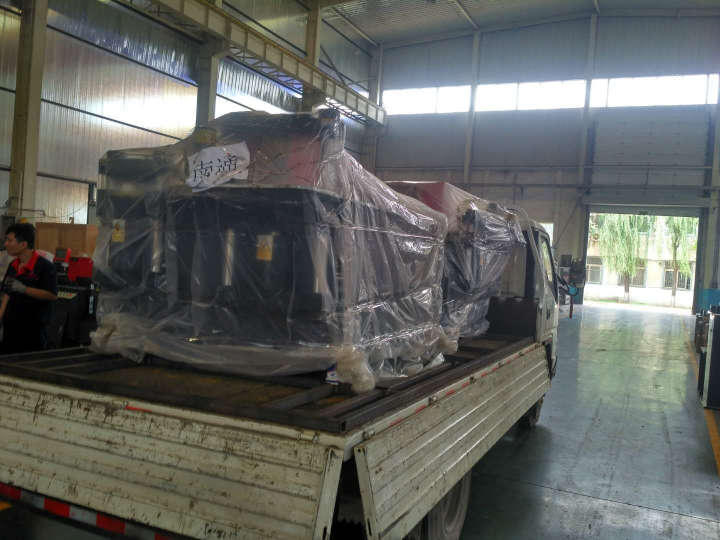 江蘇南通客戶訂購的兩臺數控母排加工機