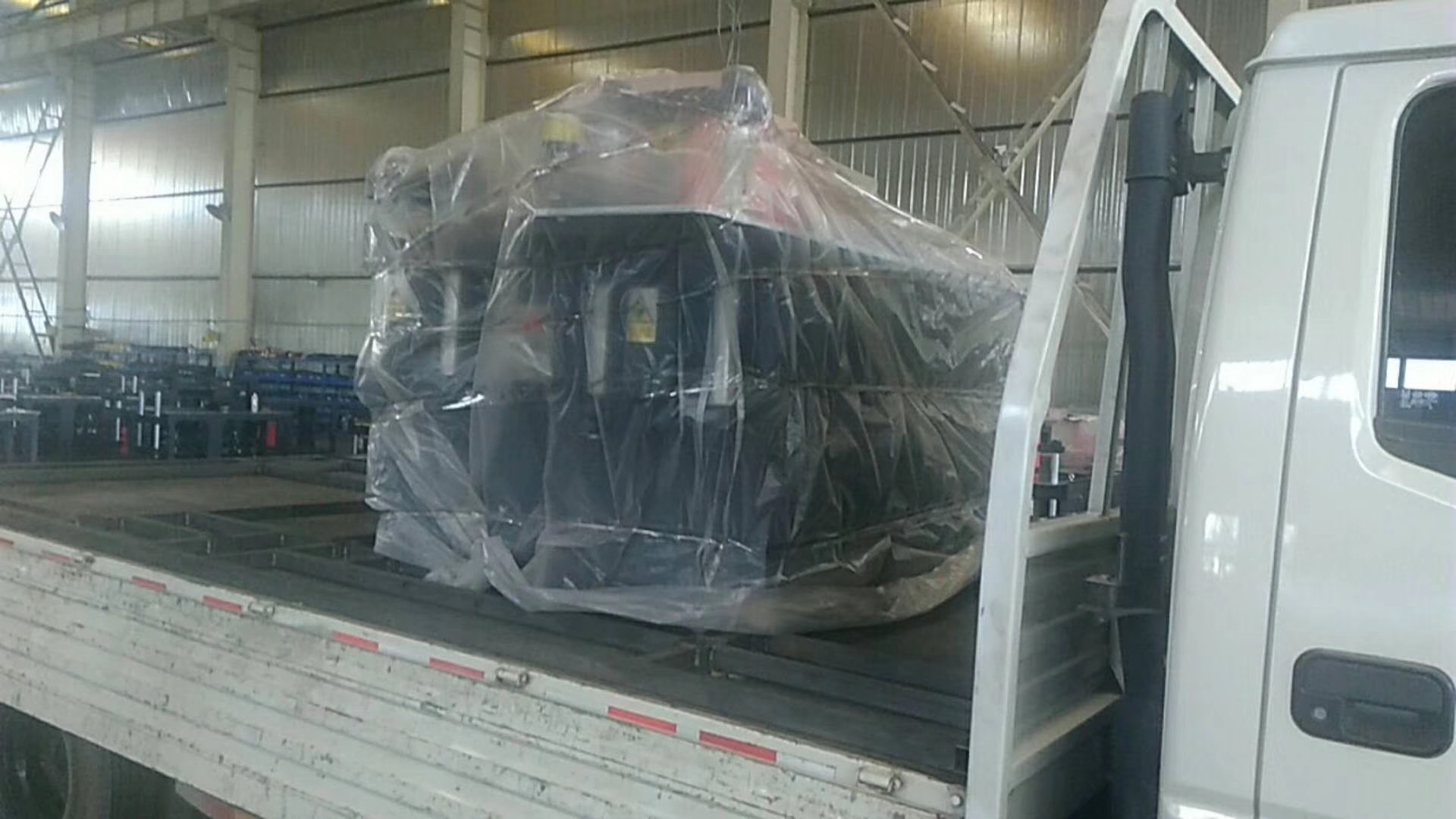 發往內蒙古呼和浩特的數控母線加工機裝車發貨