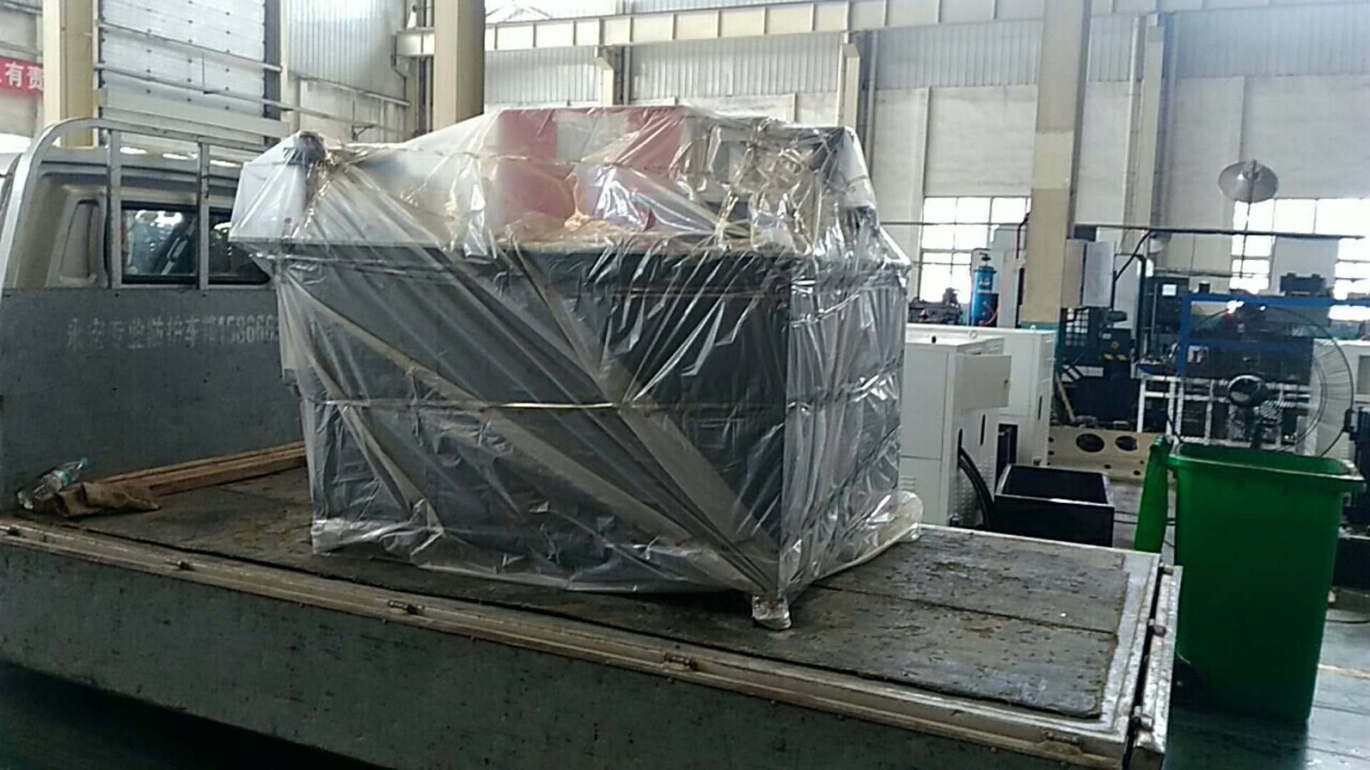 發往浙江省杭州市的母線加工機已裝車發貨