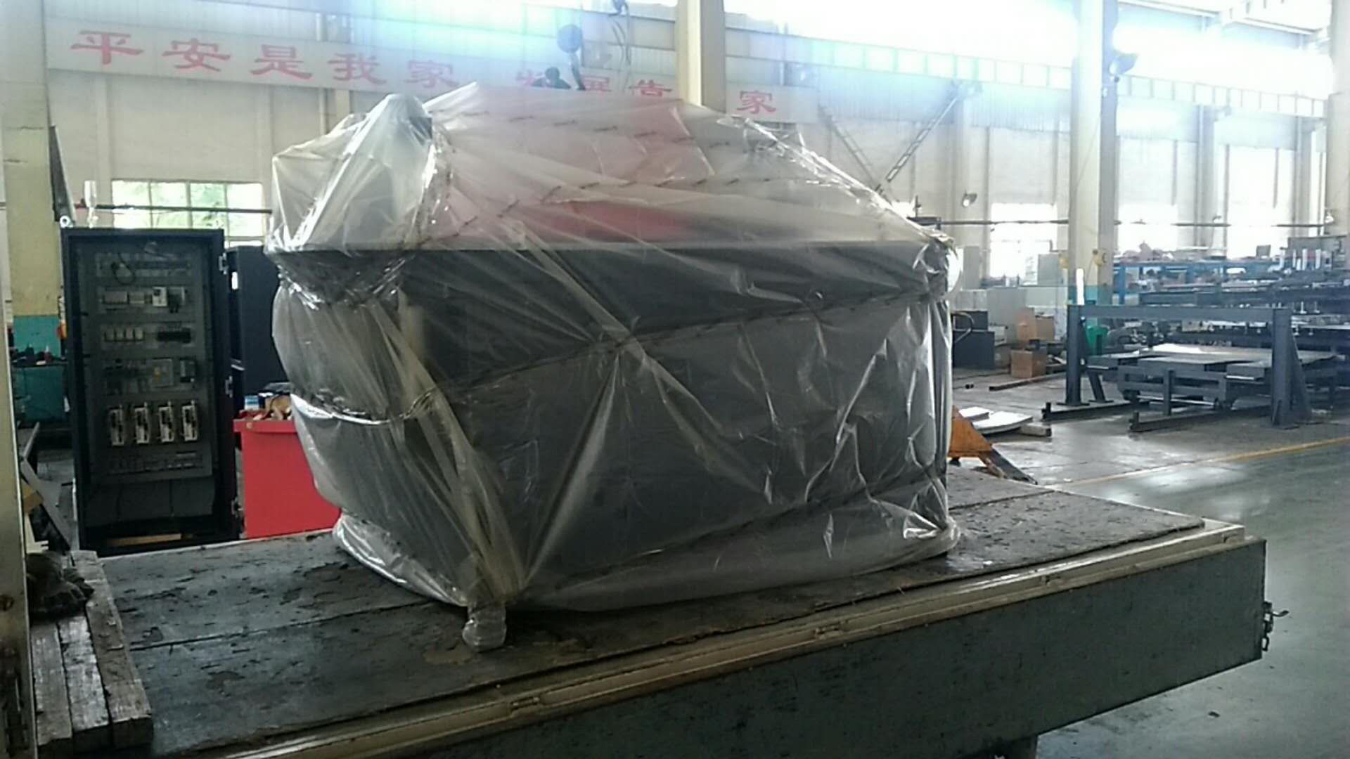 發往湖南省湘潭市的數控母排加工機裝車發貨