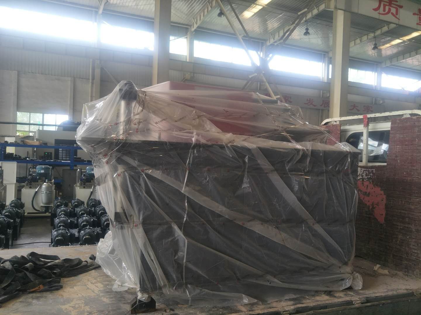 發往陜西榆林的803E-3-S母排加工機已準時出發