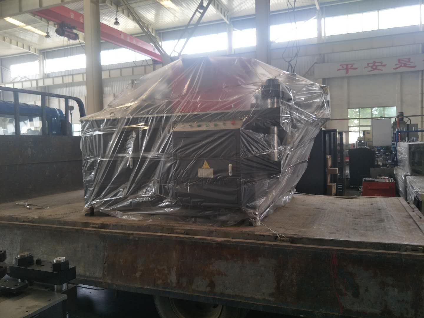 發往河南安陽的銅排加工機出發了
