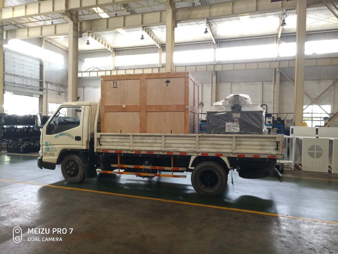 出口斯里蘭卡科倫克的數控母排加工機出發了