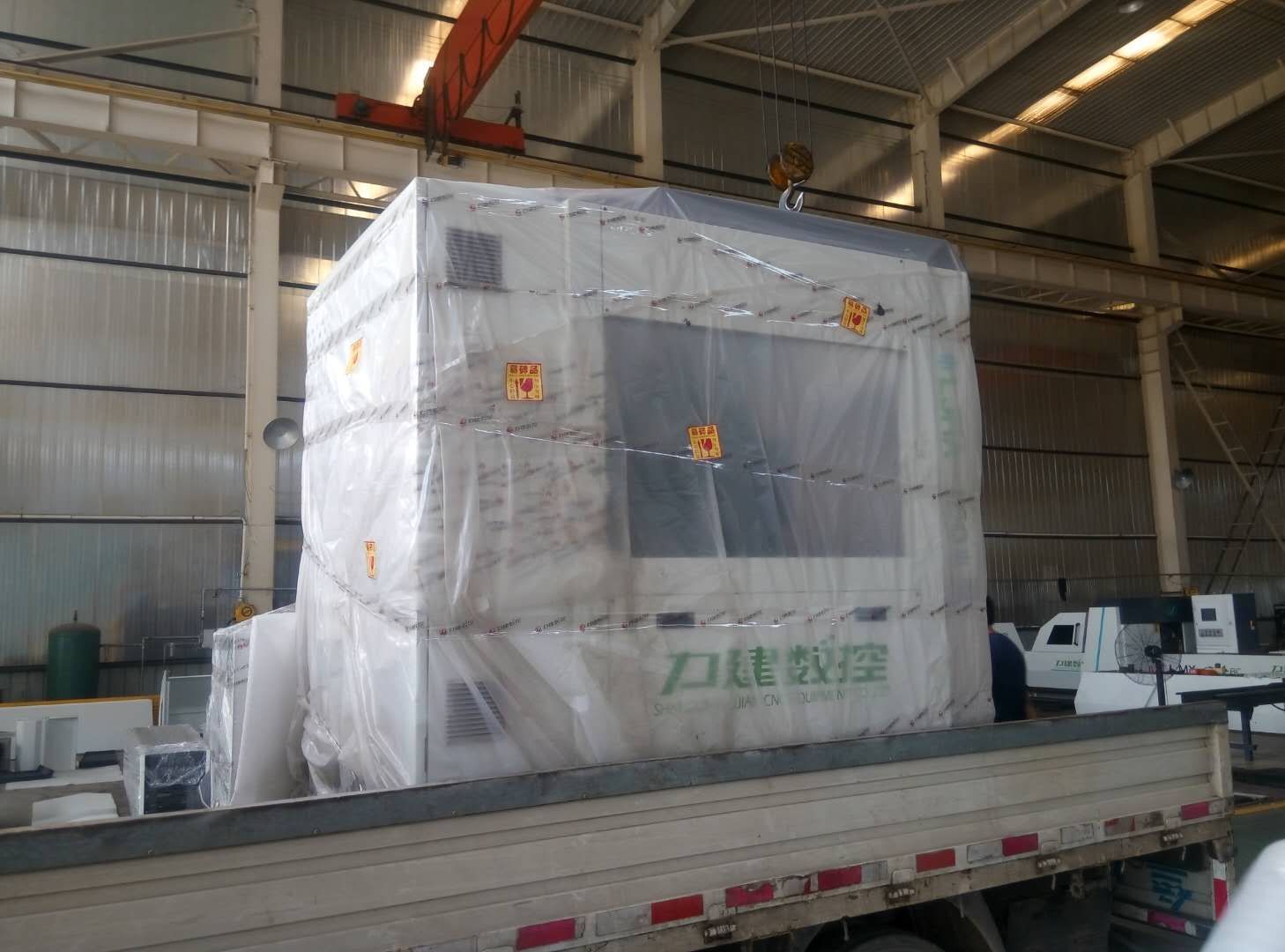 發往湖南懷化的數控母線銑角機已出發