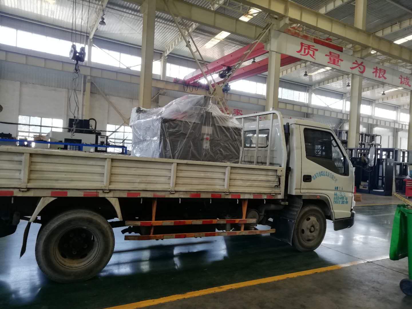 發往山東省濱州市的數控銅排加工機已出發
