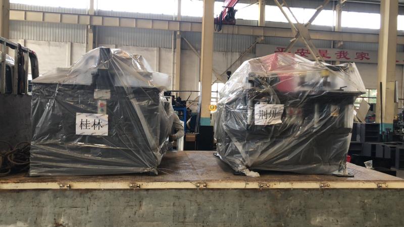 桂林和荊州客戶訂購的數控母排加工機已裝車出發