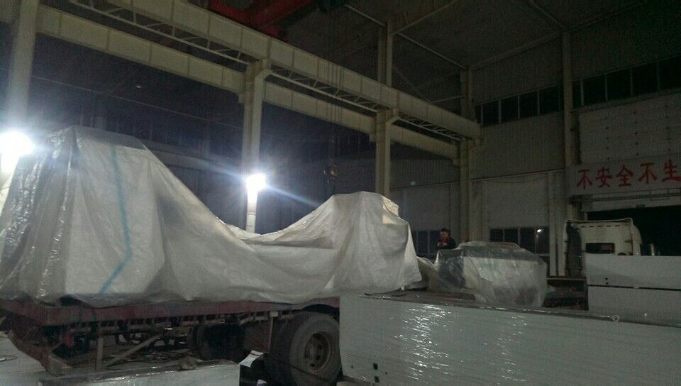 發往上海市的數控母線沖剪機已連夜裝車出發