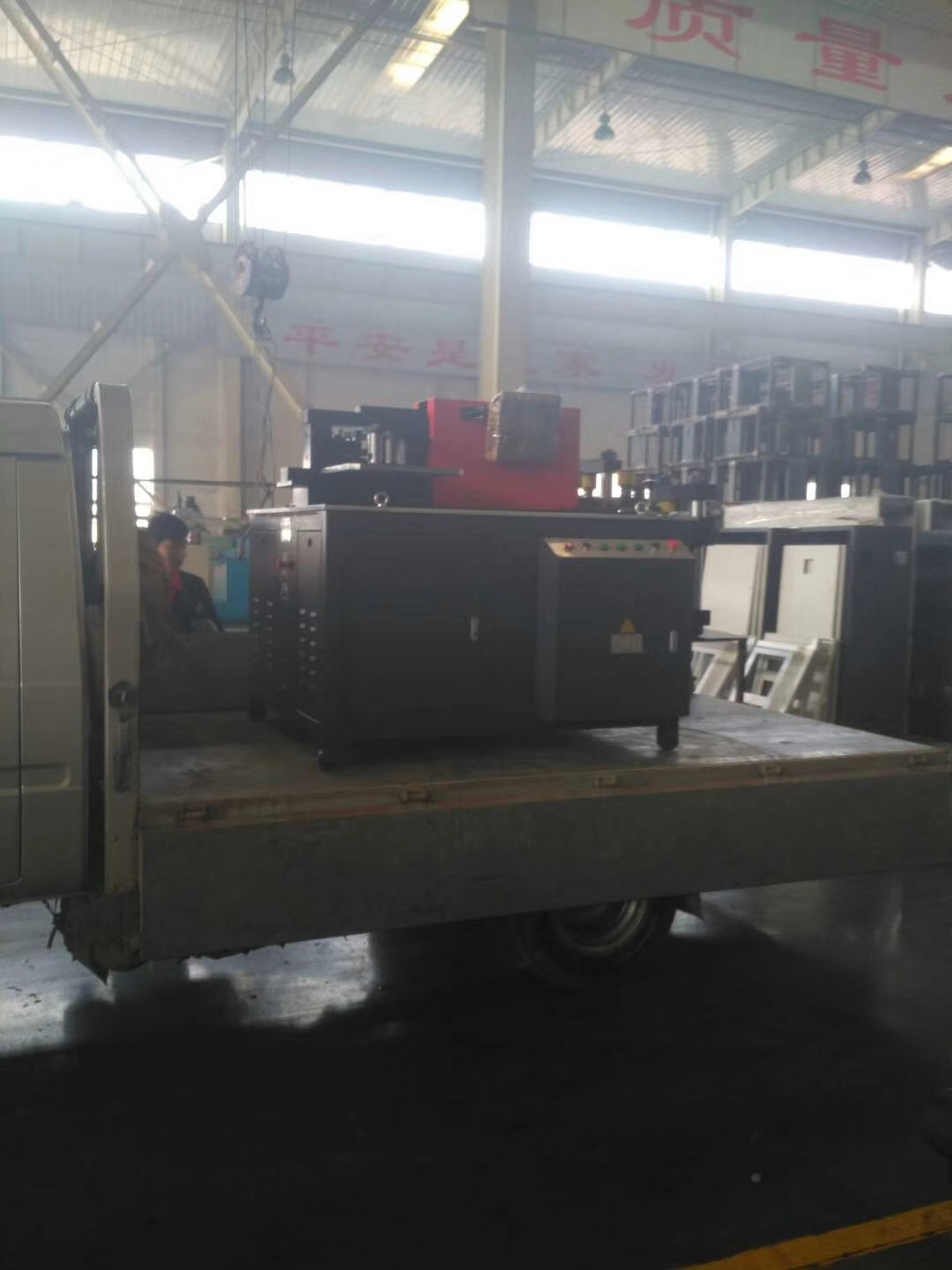 發往遼寧錦州的數控銅排加工機已裝車裝備出發