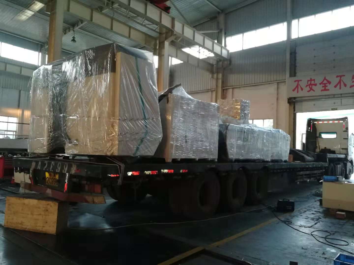 發往安徽六安市的數控母線沖剪機已裝車出發