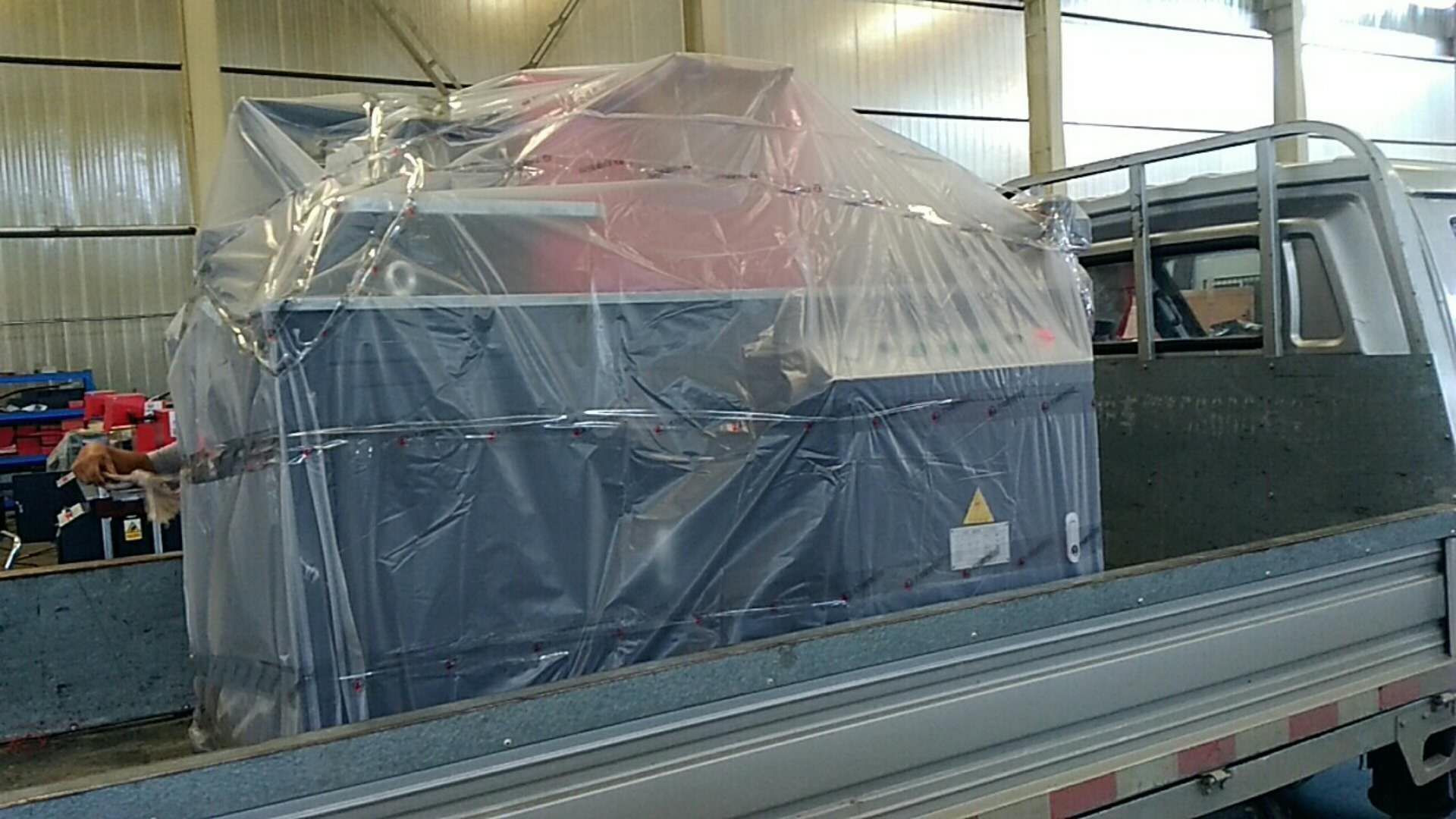 發往湖南長沙市的數控母線機已順利裝車出發