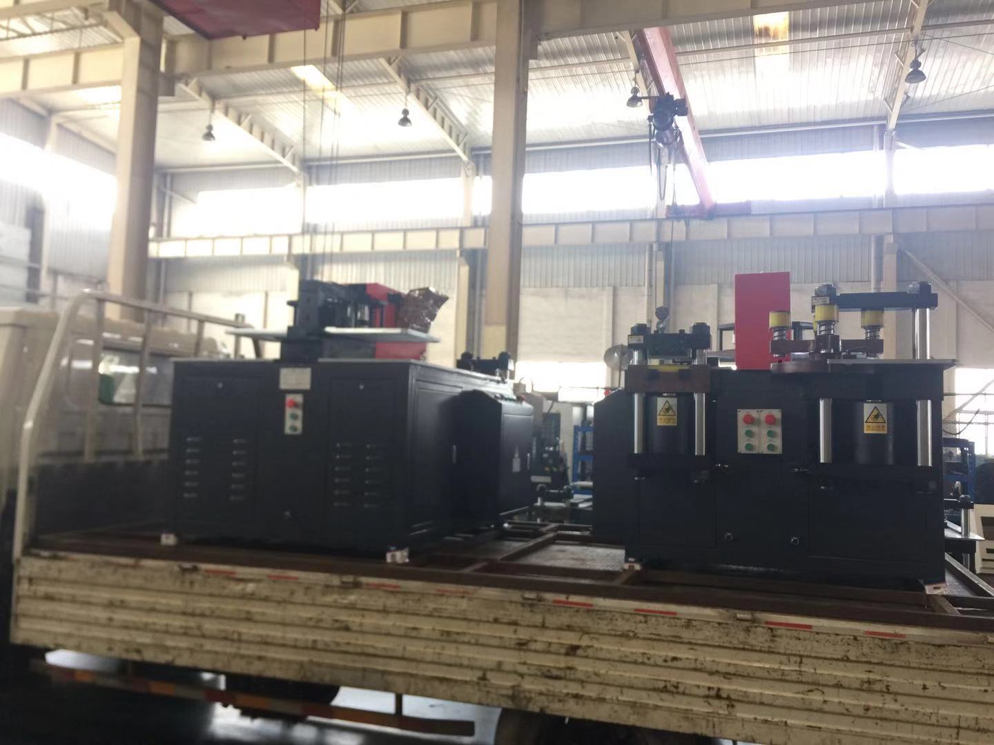 河南新鄉市客戶訂購的數控母排加工機順利裝車出發
