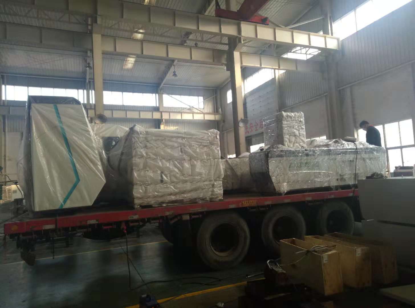 發往江西南昌市的數控母線折彎機已順利裝車出發