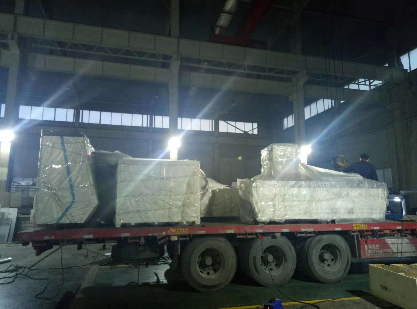 沖孔菲律賓的數控母線折彎機數控母線沖剪機已連夜裝車出發