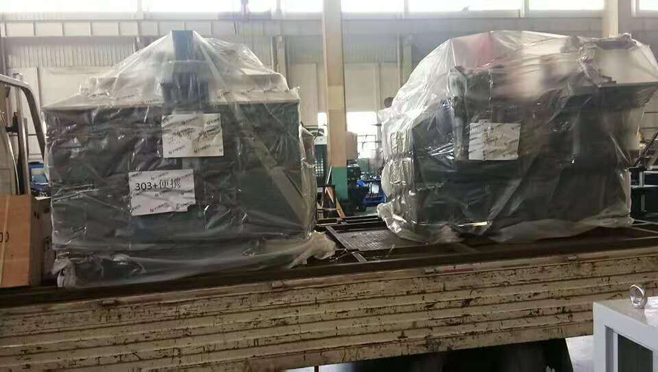 分別發往黑龍江和長沙的數控母線機已裝車準備出發啦！