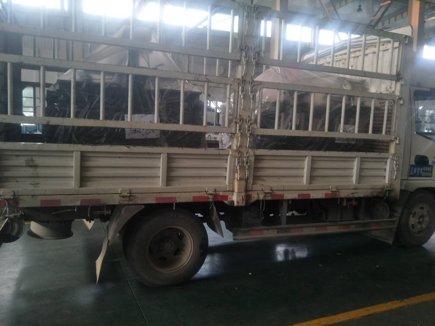 發往山東威海榮成的兩臺數控銅排加工機已準備出發