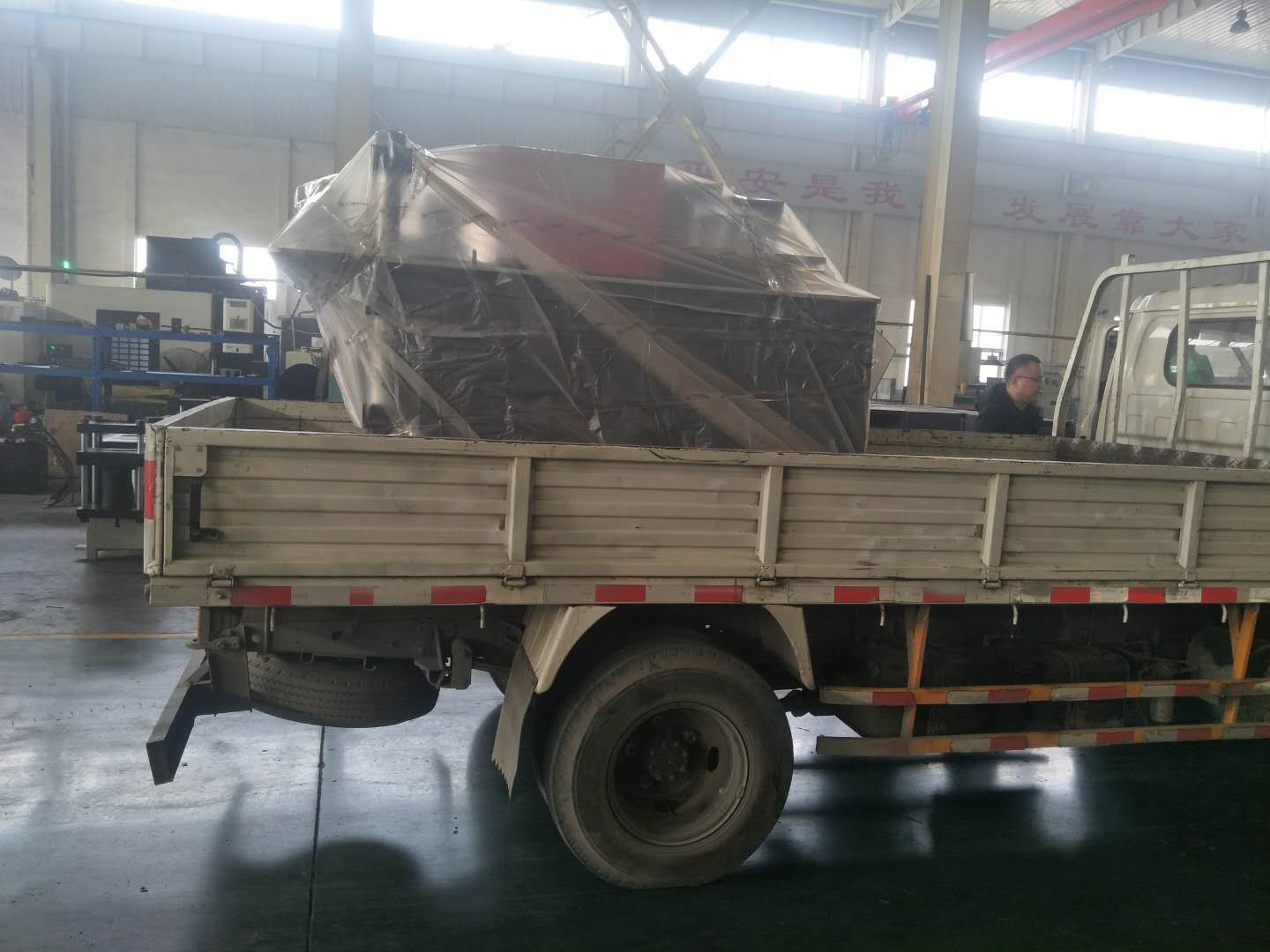 發往河南周口的數控母排加工機已裝車出發
