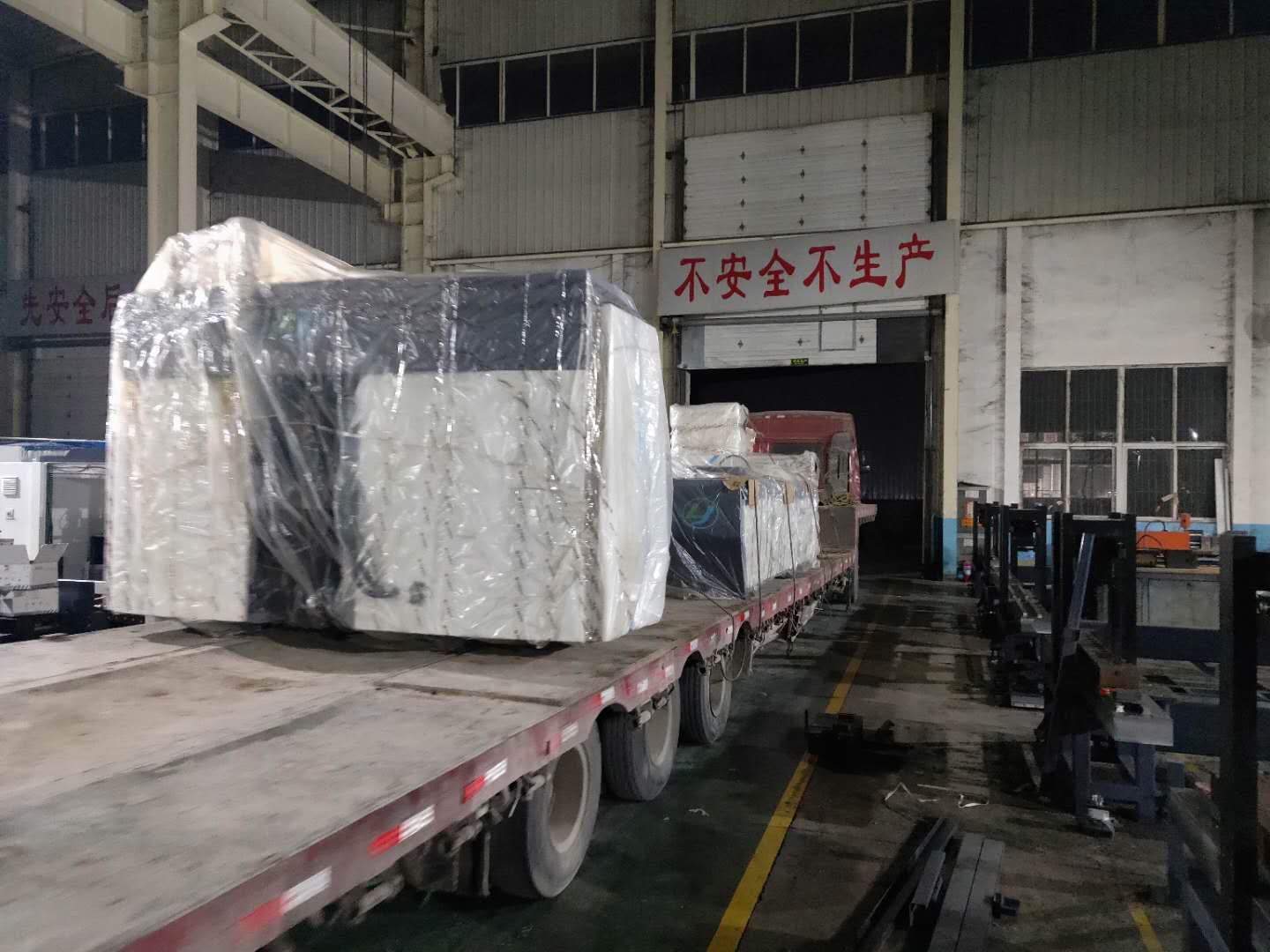 發往河南商丘的數控母線沖剪機已連夜裝車出發