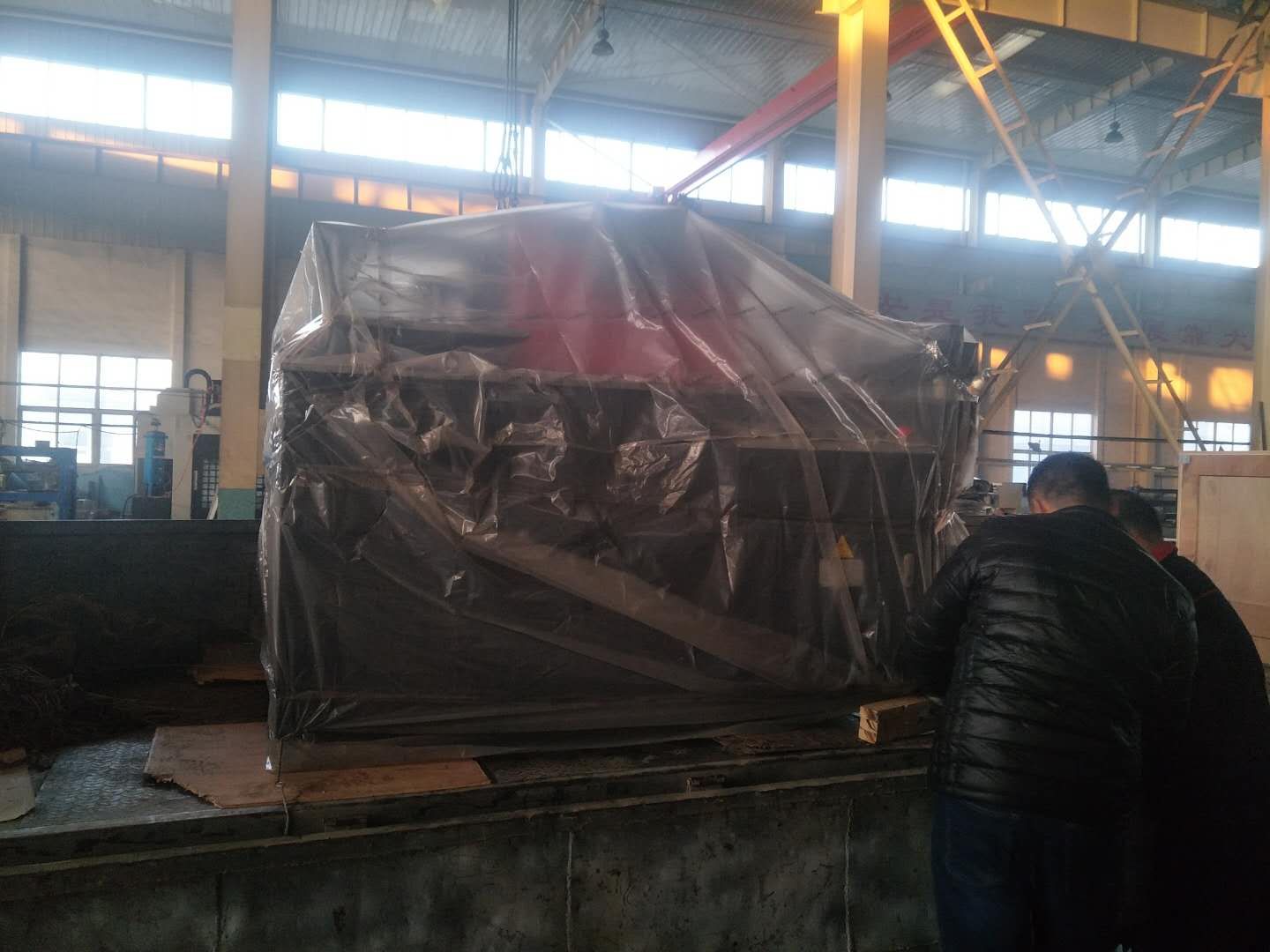 發往江蘇靖江市的數控母線加工機已準備裝車出發