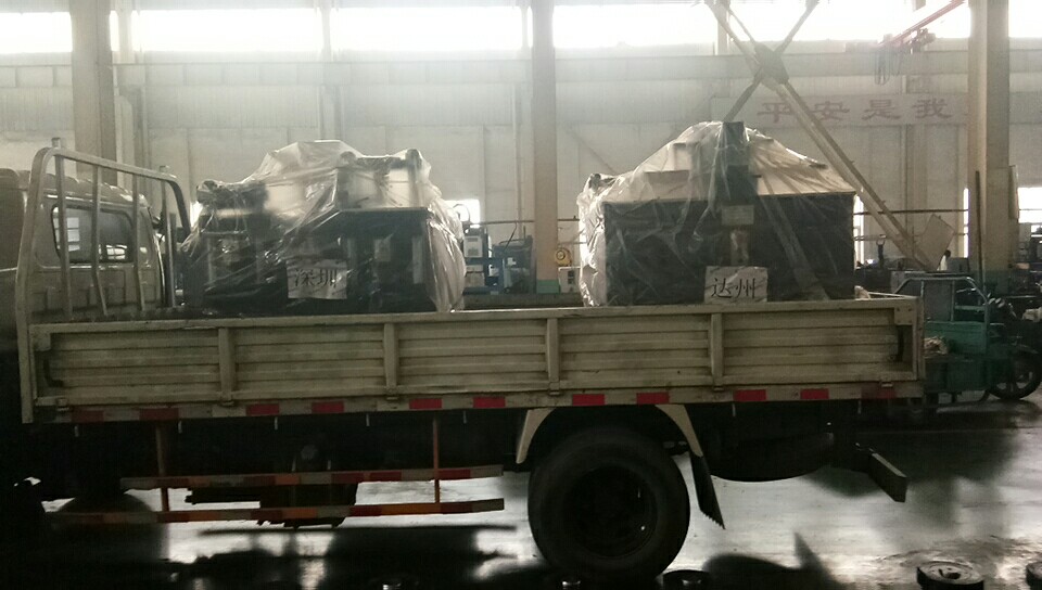 發往深圳和達州的數控母排加工機已裝車準備發貨