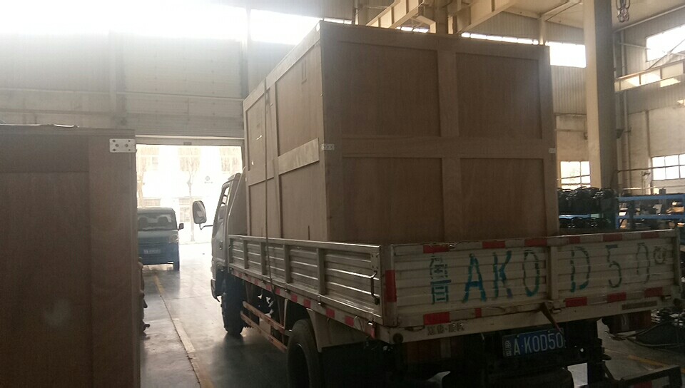 印度客戶訂購的數控銅排加工機已裝車發往海關