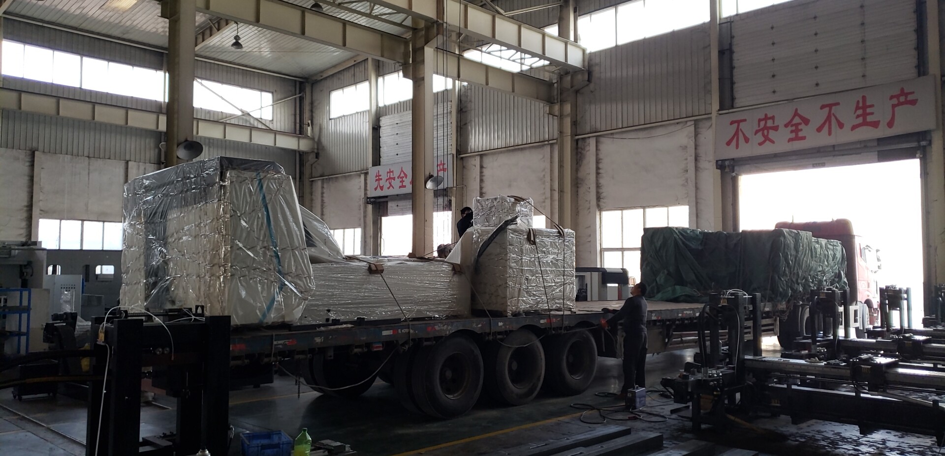 湖南衡陽客戶訂購的602K-8C數控母線沖剪機已裝車發貨