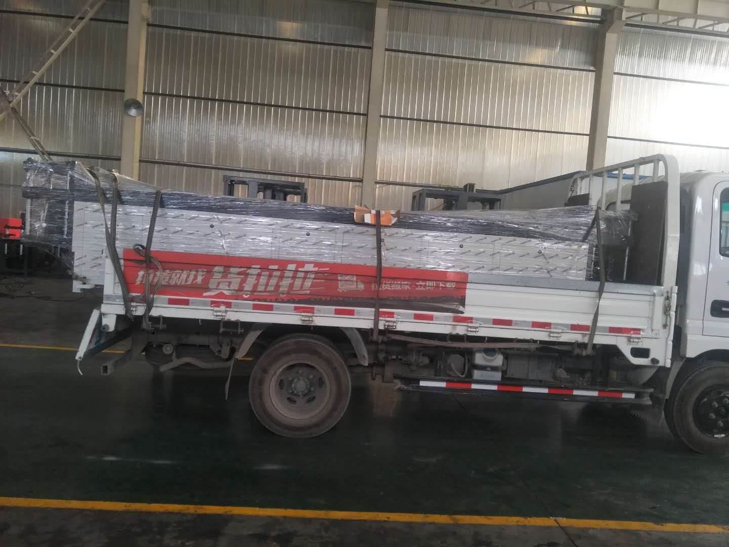 發往江蘇揚中的雙頭母線壓彎機已裝車發貨