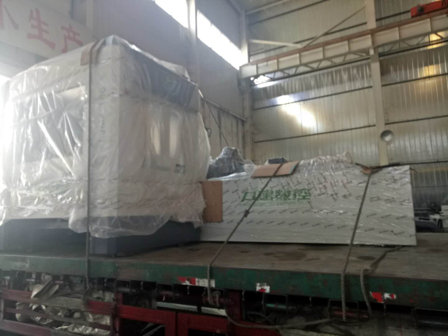 發往浙江臺州的數控母線銑角機已裝車發貨