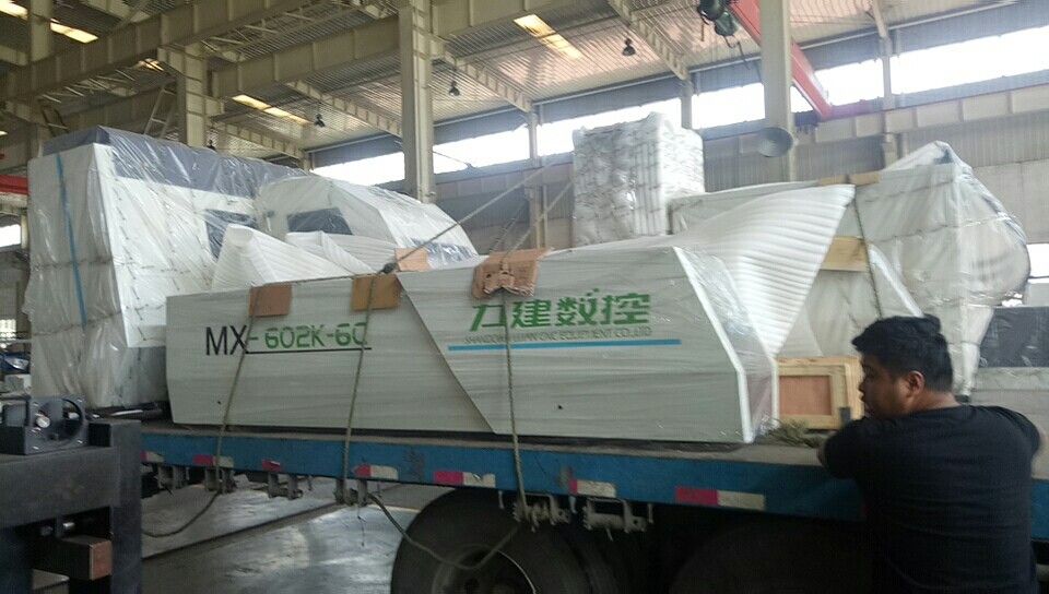 發往廣東深圳的數控母線沖剪機已裝車發出