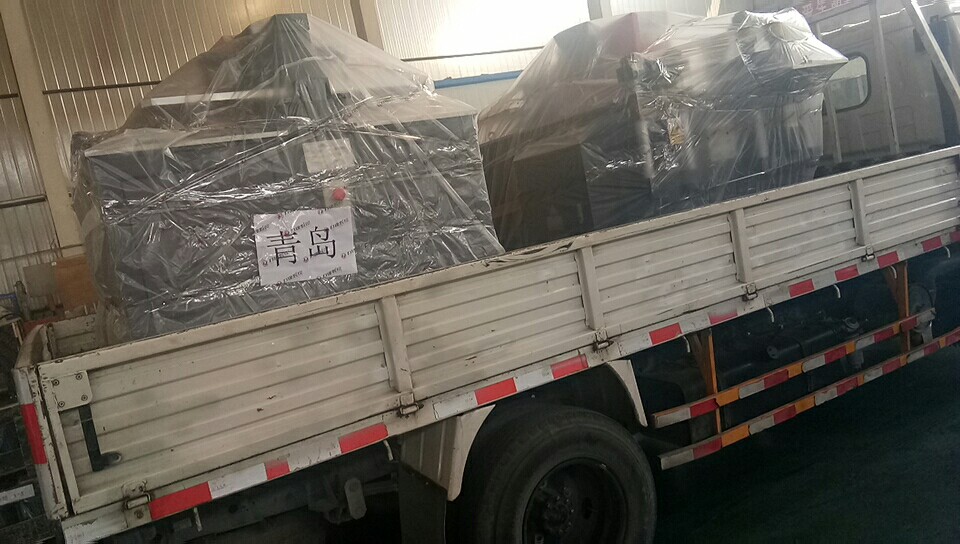 發往青島和煙臺的數控母排加工機已順利裝車出發