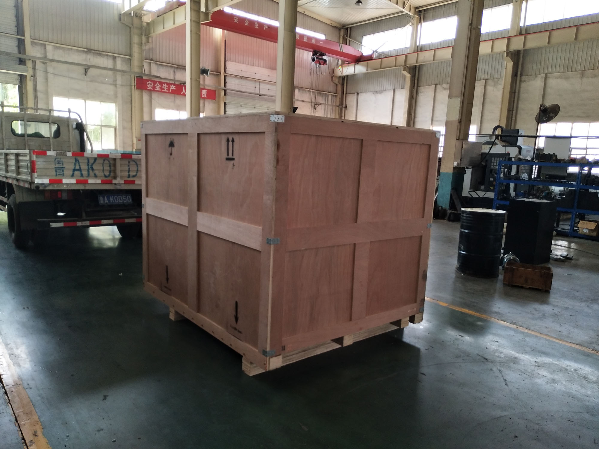 出口新加坡的數控母線加工機已打包完畢準備發往海邊