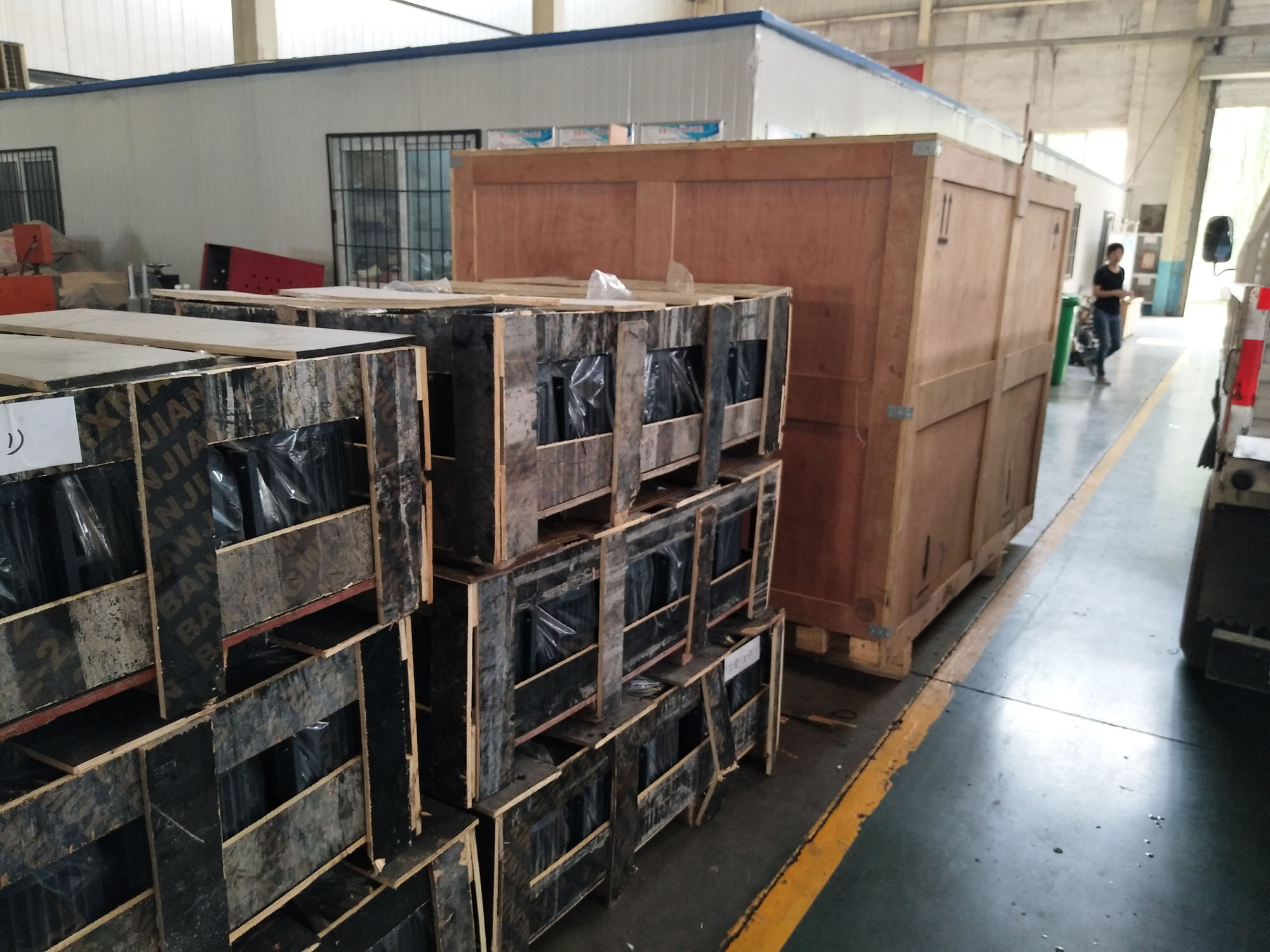 出口越南仰光市的數控銅排加工機已打包完畢等待出發