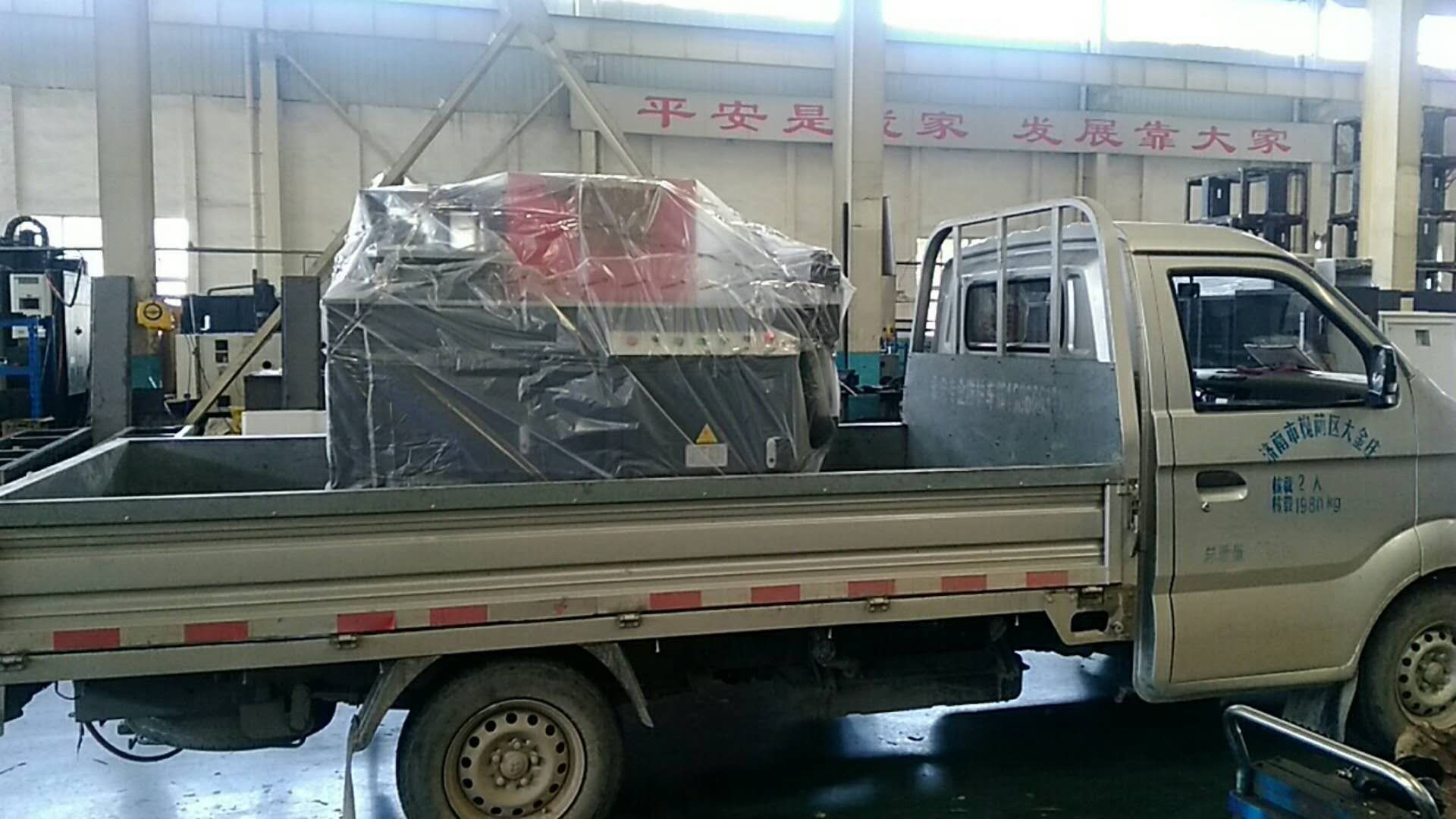 山西晉中客戶訂購的303E系列的數控母線加工機已順利出發