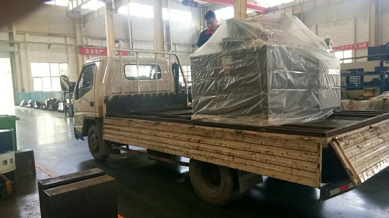 發往安徽滁州南橋的數控母線加工機已出發