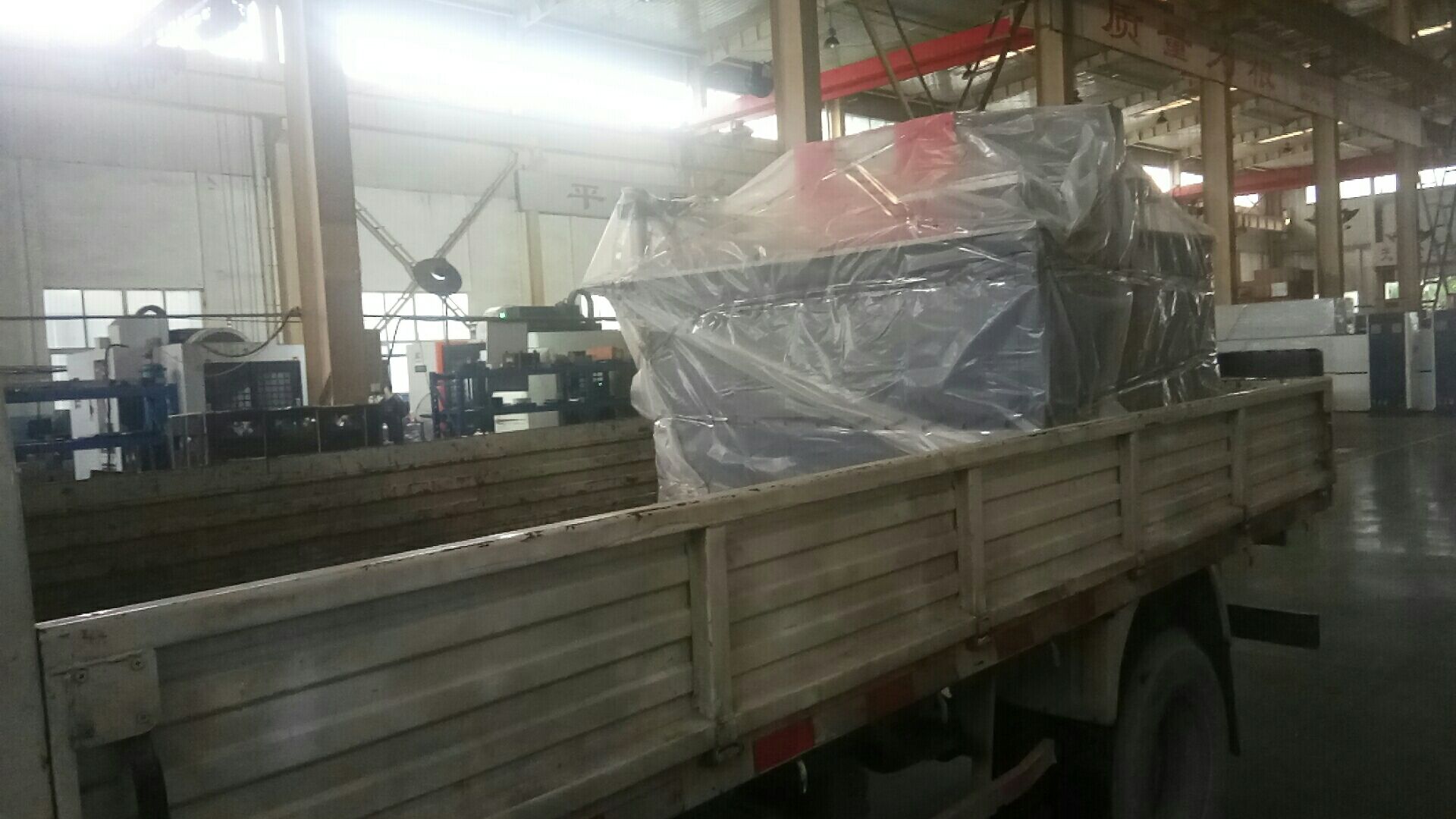發往湖北襄陽樊城的數控銅排加工機已順利出發