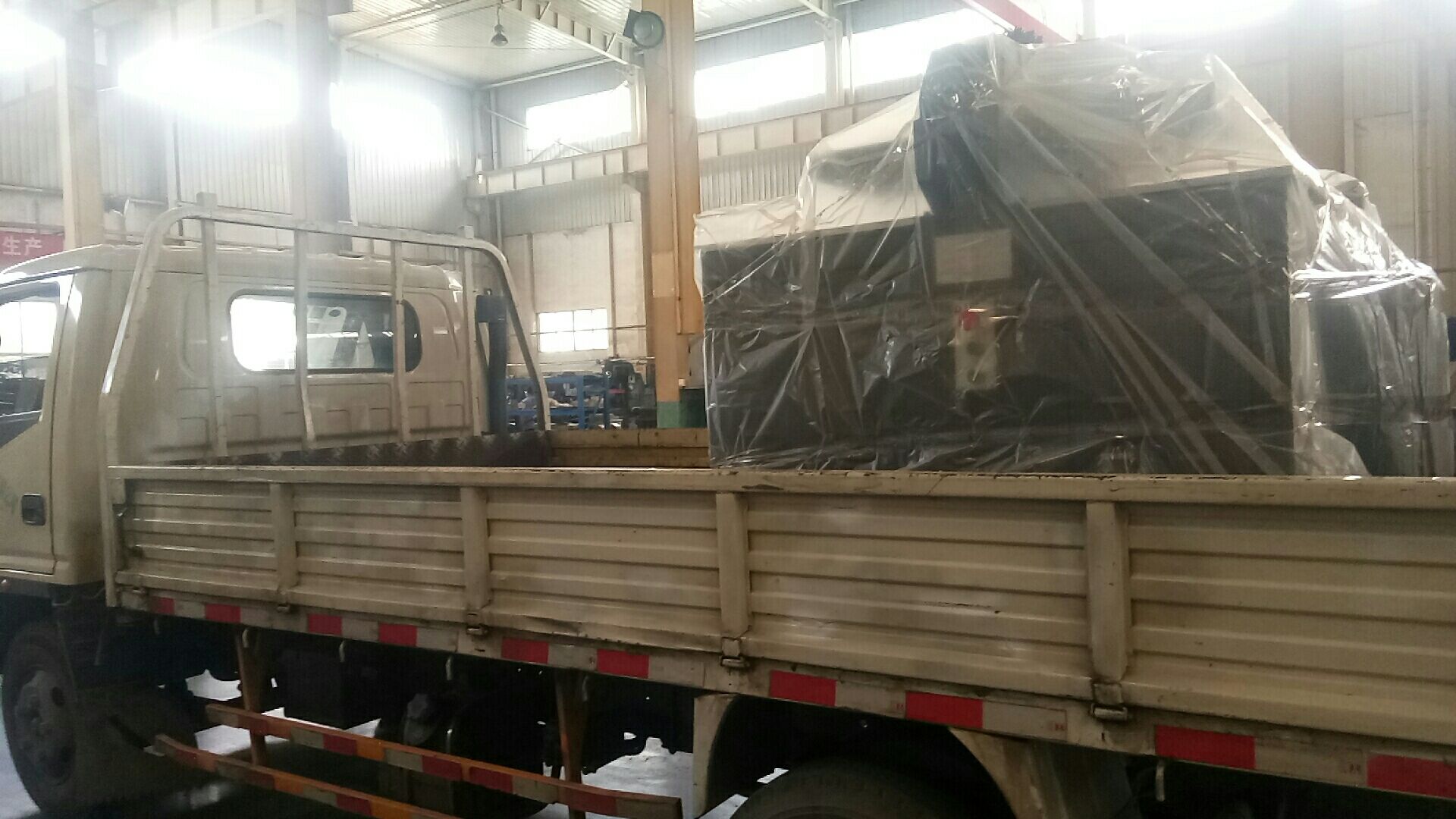 福建福州客戶訂購的數控母線加工機已按時裝車出發