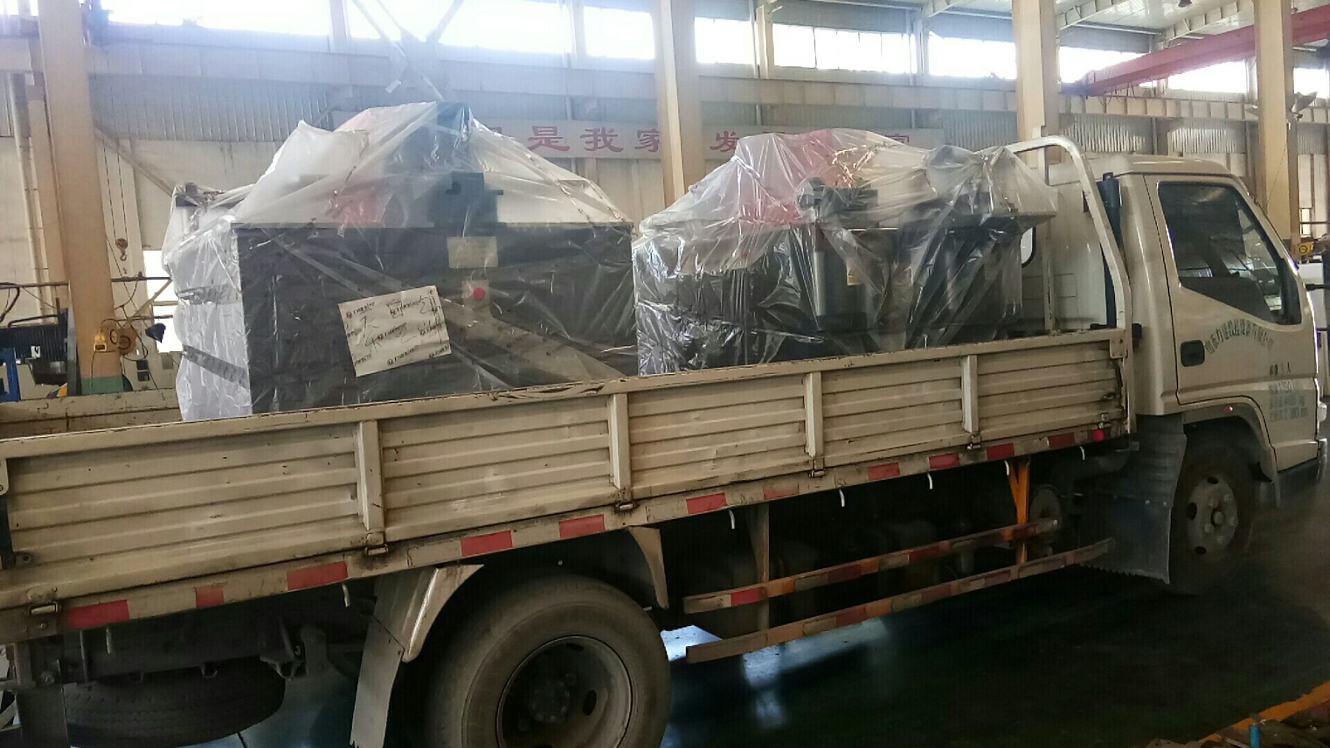 分別發往秦皇島和沈陽的數控母排加工機已裝車發出