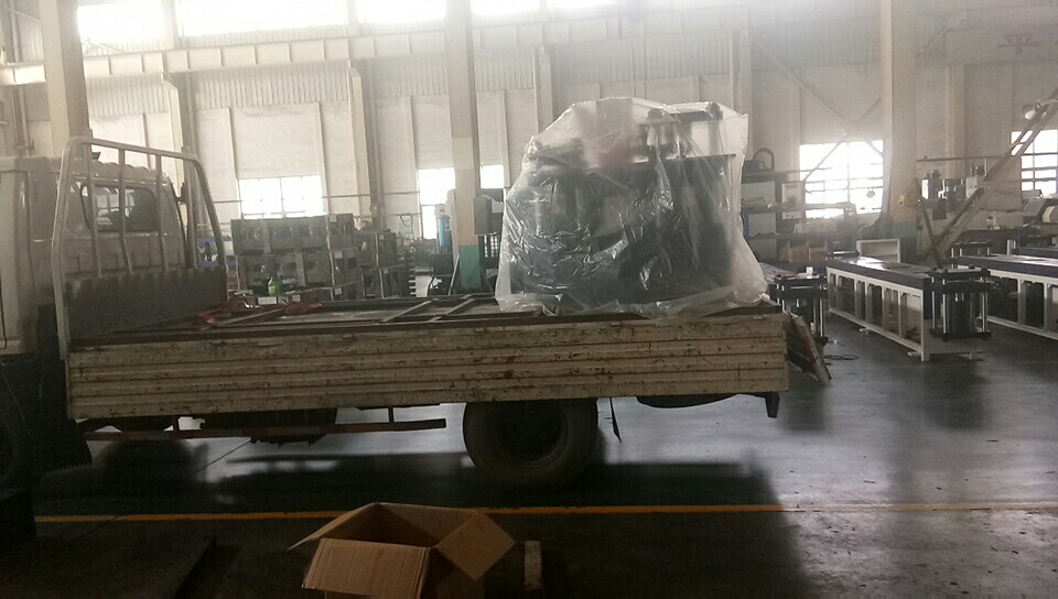 河南漯河市客戶訂購的數控銅排加工機已順利裝車出發