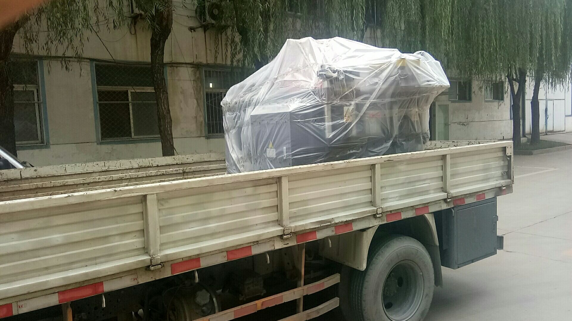 發往哈爾濱市的數控母線加工機已按時發貨