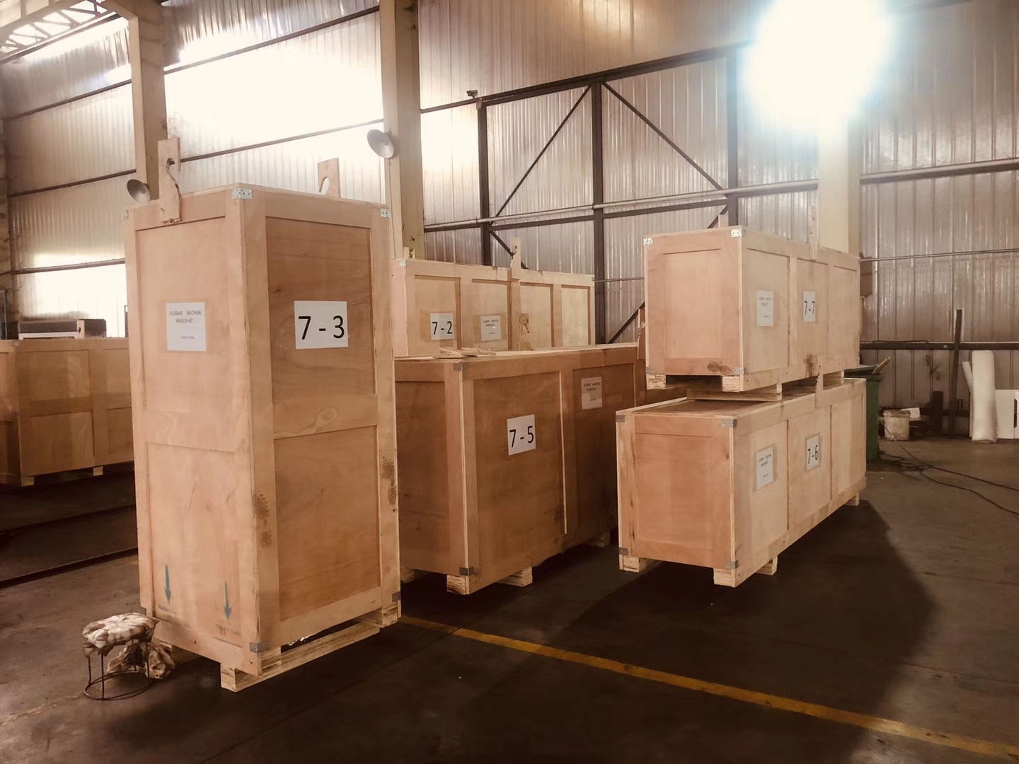 出口澳洲悉尼的數控母線加工機已準備裝車發往海關