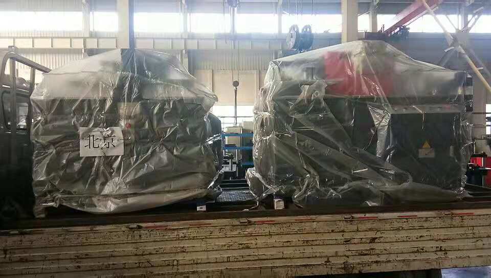 發往北京和湘潭的數控母線加工機已裝車發貨