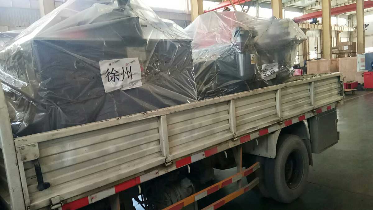 發往徐州和寶雞的數控母線加工機已裝車出發
