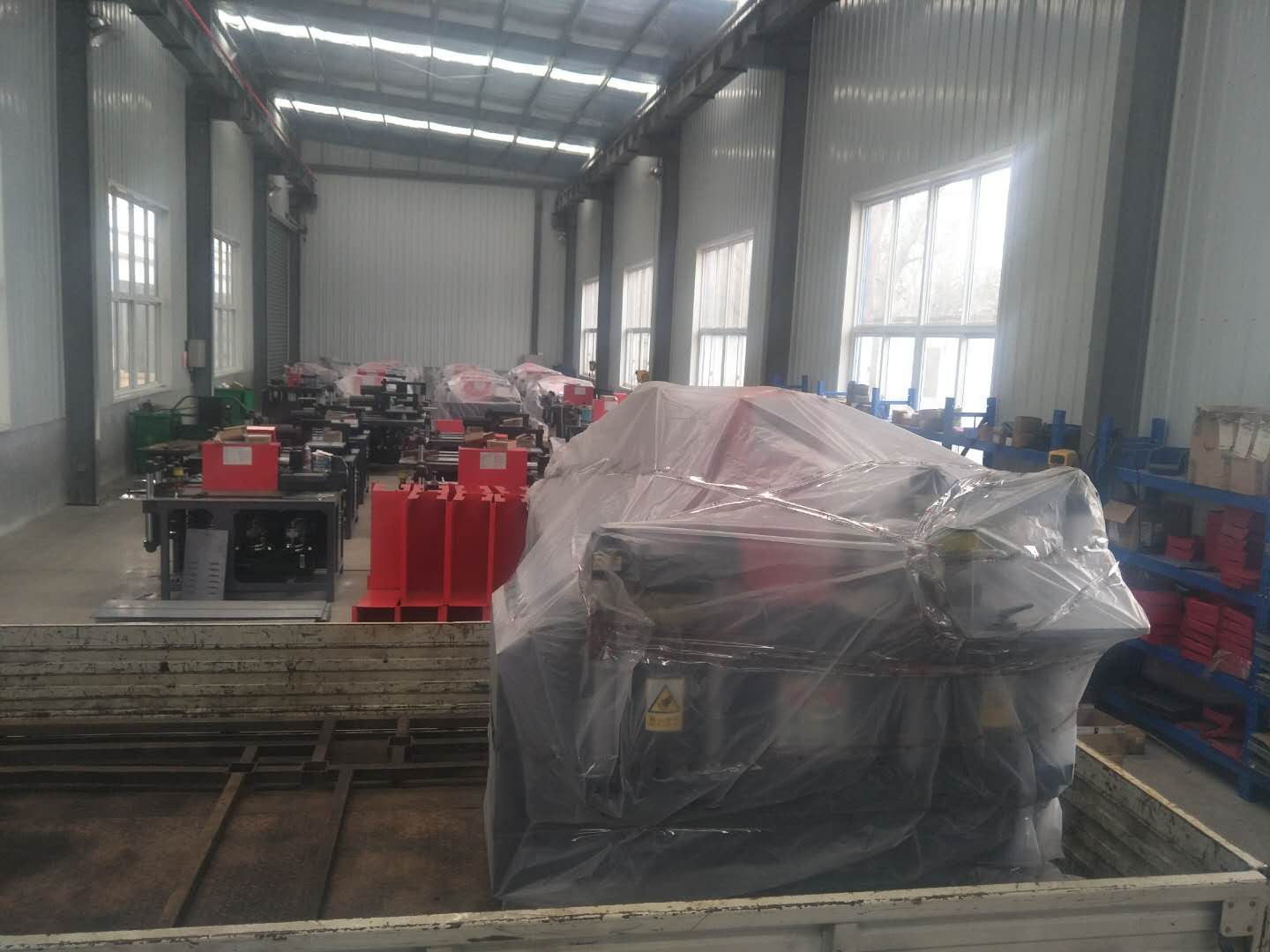 發往杭州的303E數控銅排加工機已裝車出發