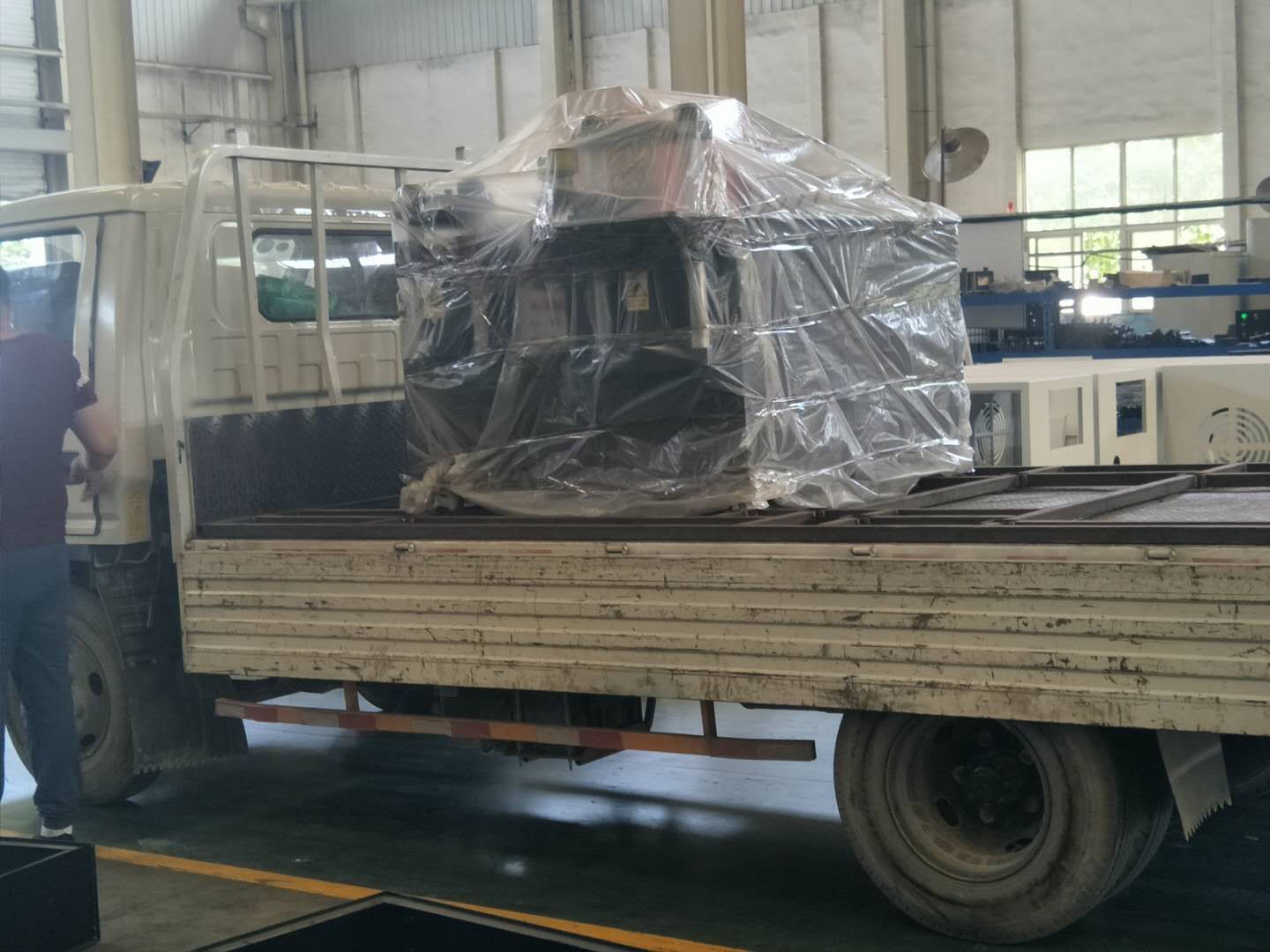 湖南湘潭的數控母排加工機今日已發貨