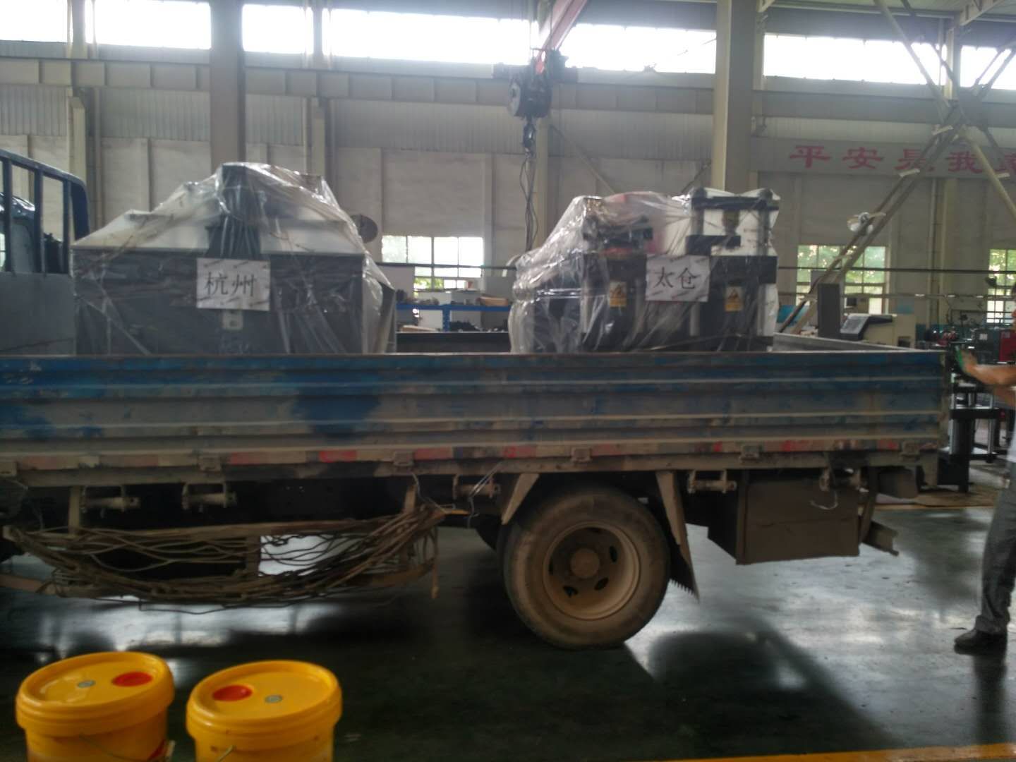 杭州和太倉的客戶訂購的數控母線加工機