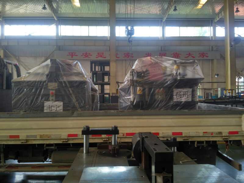 發往南寧和揚州的數控母排加工機已裝車發貨